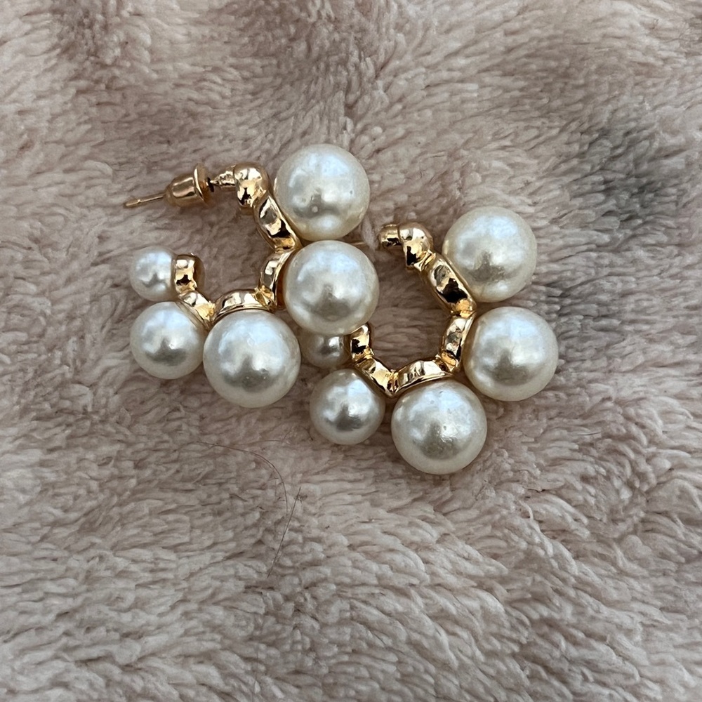 gold pearl huggies